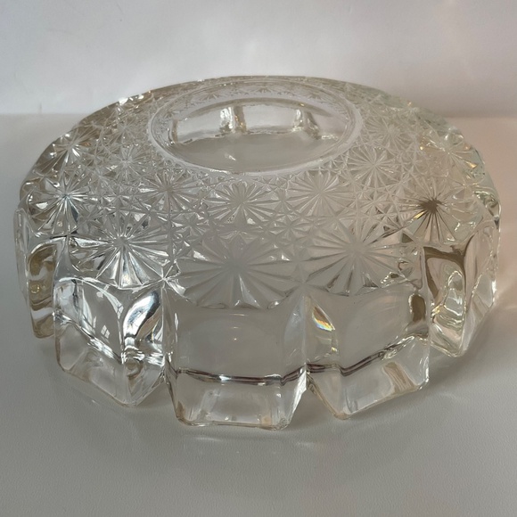 Vintage Heavy Glass Ashtray or Bowl with Candle - Starburst Daisy Pattern - Picture 6 of 14